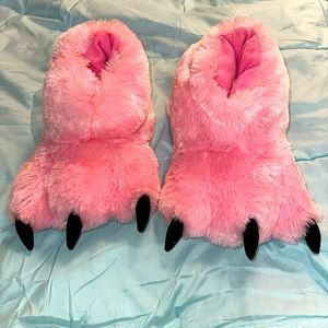 ⭐️SOLD⭐️ Fuzzy pink bear paw slippers!